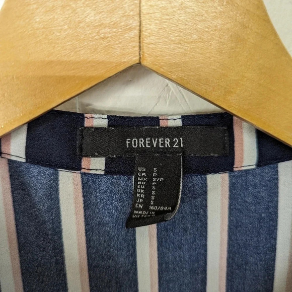 Forever 21 Navy striped sleeveless, v neck blouse, women's size extra small T24 - Picture 2 of 4